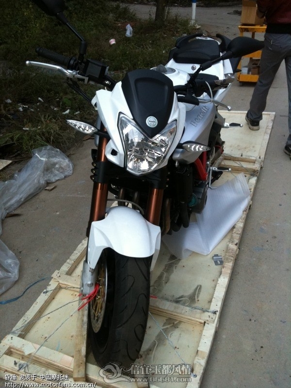 ����600