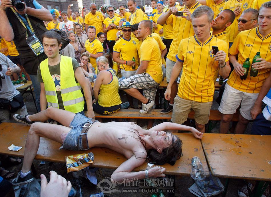 ��Femen����Ա�Ѿ���ŷ�ޱ��ڼ���й����ʾ�����6��19�գ��ڻ��������Թ㳡��������Femen����ԱͻȻ���� ...