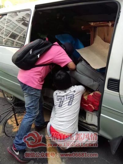 �����鹤����Ա���ڰѻ��������㳡��