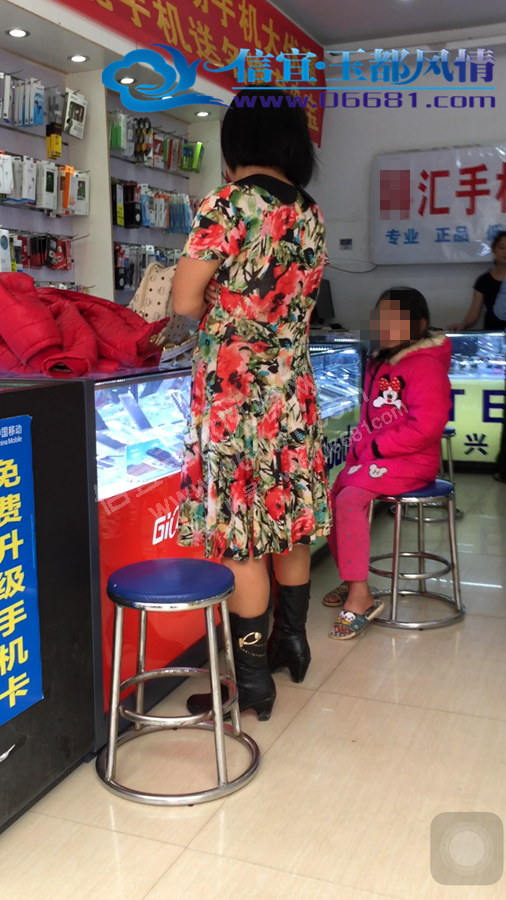 �ض�һ��Ů������ĳ�ֻ�����͵��̨�ֻ���ץ�ֳ�