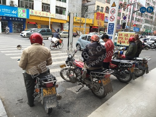�����洦�ɼ���Ħ�г�ռ������ѵ�����������ɫ��