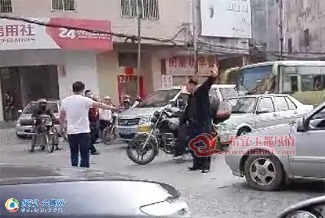 ����ʮ��·�ڶ�̱ ���´���ͦ��ָ��ʹ��ָ���ͨ