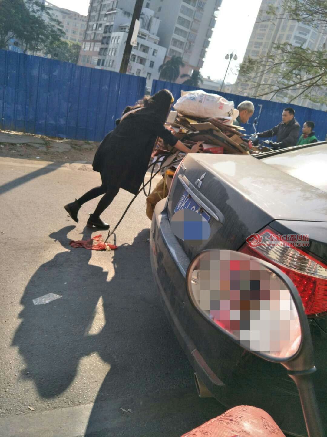 ��������������һŮ�Ӱ�������ʰɢ��Ķ���