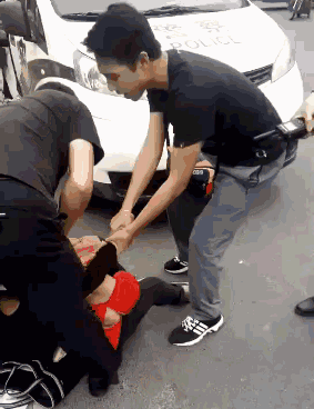 ����һŮ�����麣���贫��"͵��С��" ʵΪ����ĸ��