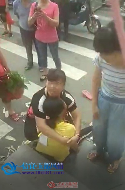 ����һŮ���ֽ��Ħ�г���β�� ��ͣ·�����֮��β�䱻��