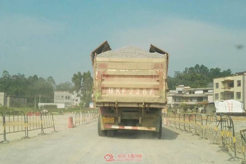 ����һ˾������ͷ���ص�·��ɳʯ ���г���Ӧ���ֳ���