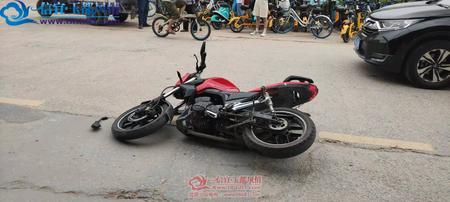 ����һ˾����Ħ��ͣ��·�м�������ȥ