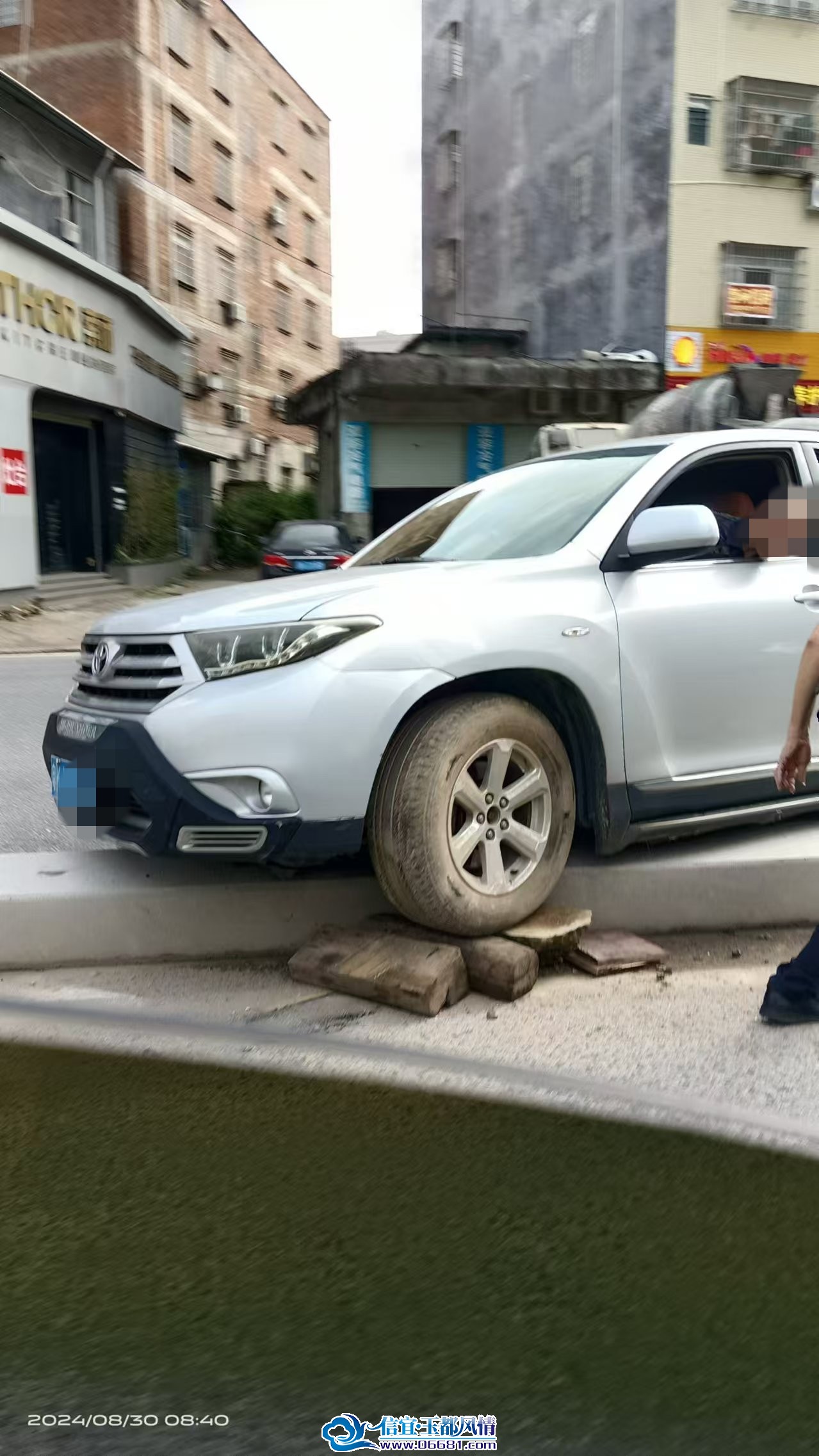 ������һ�����ġ�˾�� С������·�м�