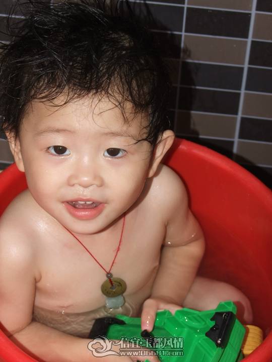 ����ϲ����Ͱ��ϴ�裬һ����ˮһ������ߣ����ӿ���ȥ���е��񺫹���С��