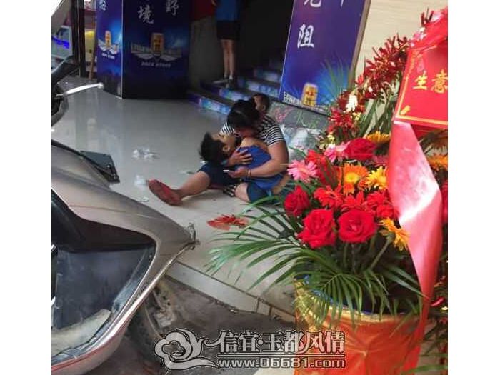 �������˽ֺ��̵���ĳ�����ſ�һ�����굹�����