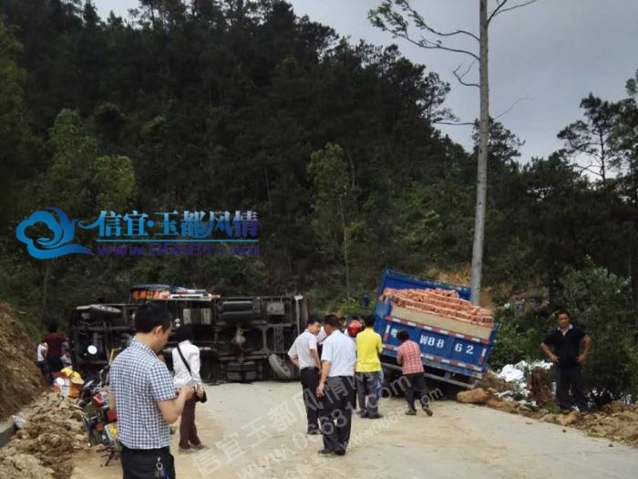 Ǯ�����ˮ���紦һ�����������������෭����·�м�