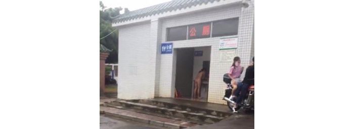 һ��Ů���ѹ��·���÷�ڹ�԰�����ſ�ϴ����߳��� ����·��