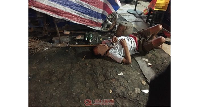 ����һ��������ĳ�̵��ſ� Ⱥ�ڱ�������