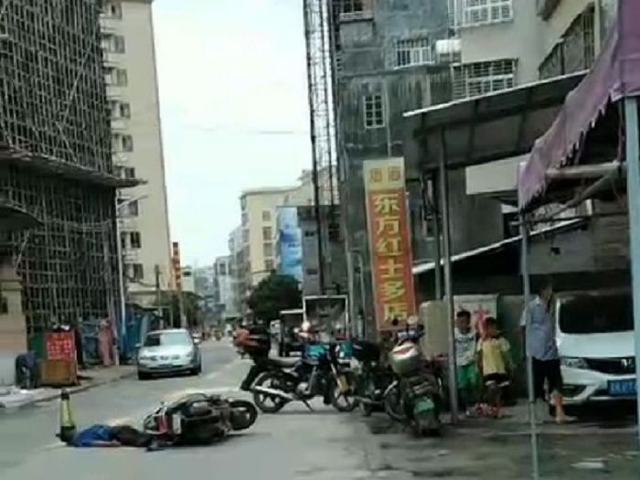 �������İ�С·��һ������Ħ�е���·���� ԭ��δ��
