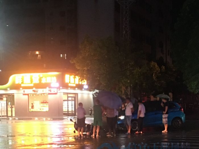 ����·����һ��������ײ�¹� С����ͷ���ذ���