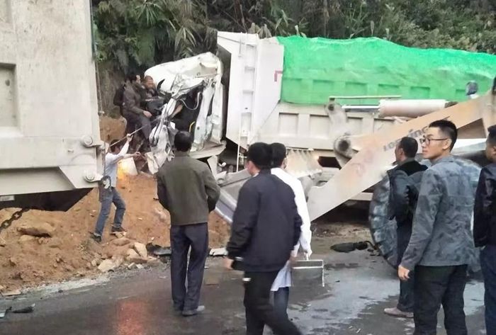 ����ƽ��һ����ײ��·�� ��ͷ���ر���˾������