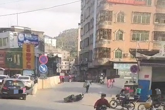���˶�������ͷ һ���޺���Ħ�г�ײ��Ůװ��������