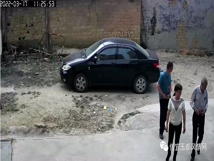 ����һ������ʶ�˸���"�����쵼" ��ƭ�����